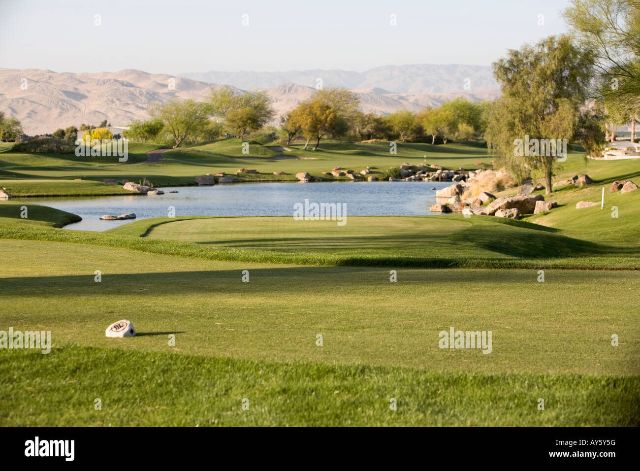 Water Hazard Golf Kurs Stockfoto