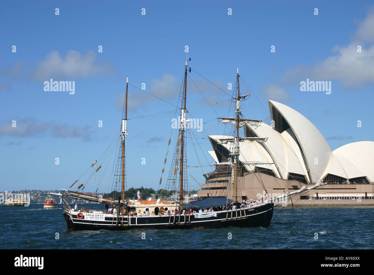 Segelboot segeln vor Opernhaus von sydney Stockfoto