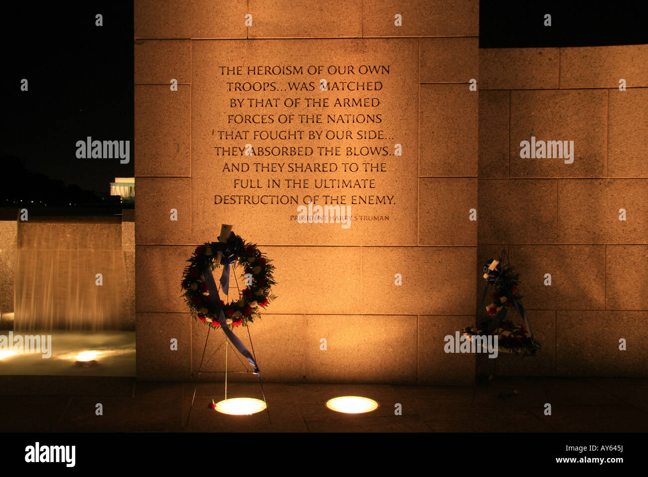 Nachtansicht der eingravierten Zitat von Präsident Harry S Truman, National World War II Memorial, Washington DC. Stockfoto