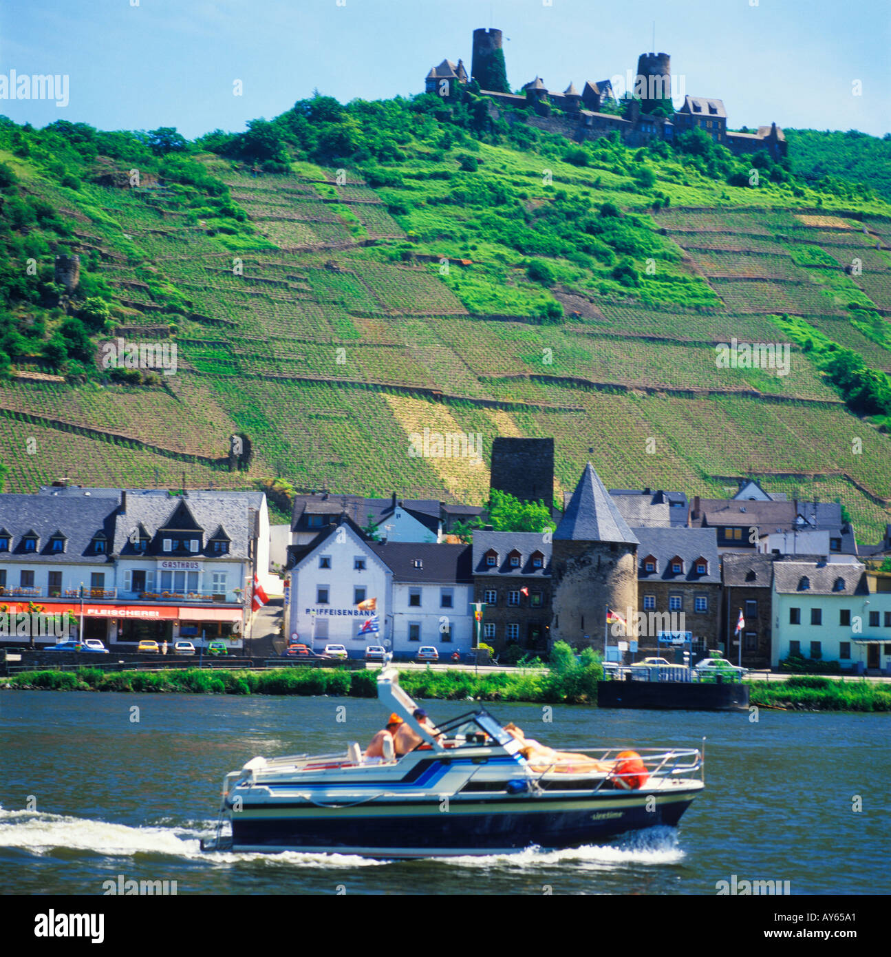 Rhein und deutsche Burg und Geschwindigkeit Boot Stockfoto