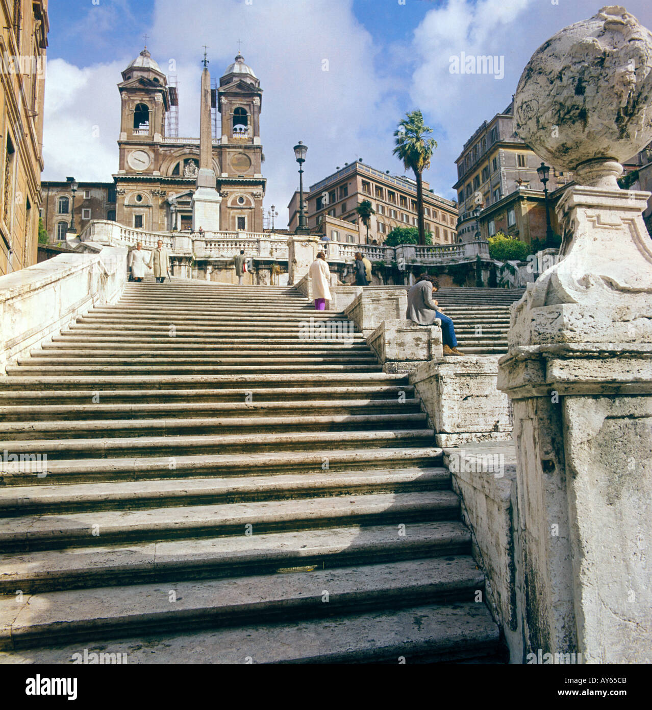 Spanische Treppe mit Trinite dei Monti hinter in Rom Italien Stockfoto