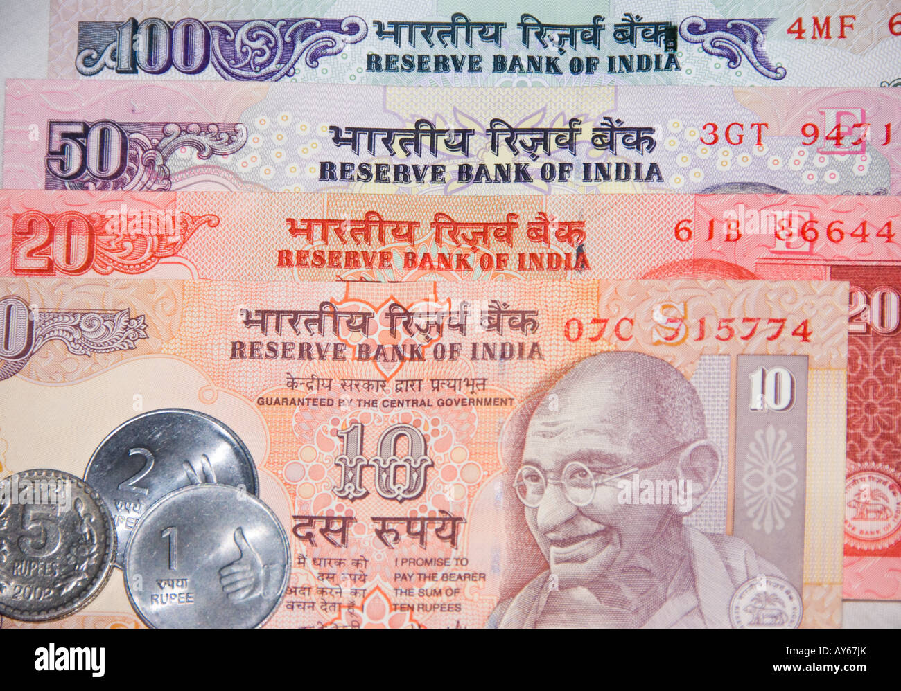 Eine Auswahl der Bank Banknoten und Münzen der indischen Rupie Währung von Indien Stockfoto
