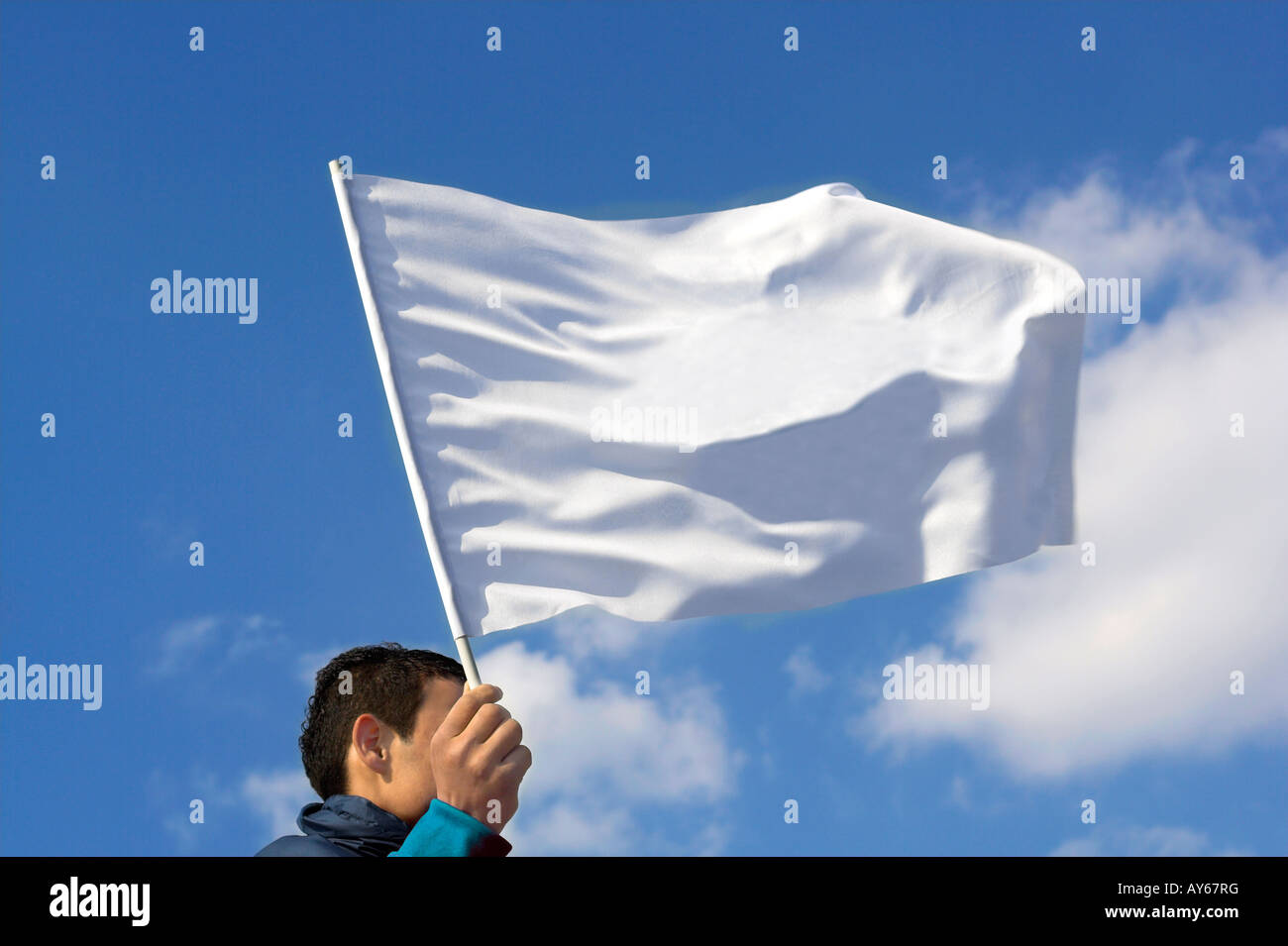 Mann hält eine weiße Fahne Stockfoto