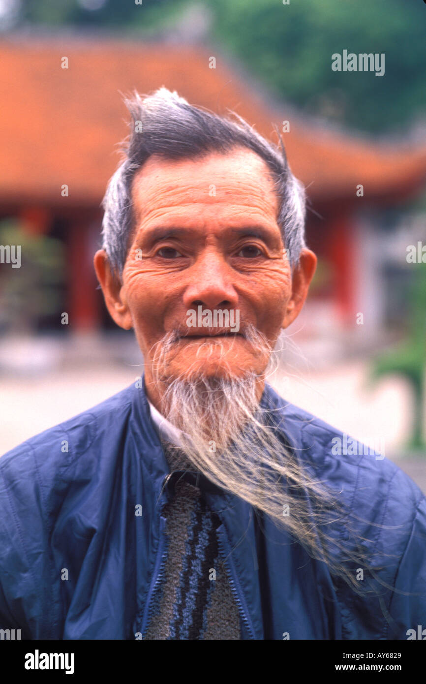 Wunderbares Porträt eines alten Mannes mit weißen Bart Hanoi Van Mieu Vietnam Stockfoto