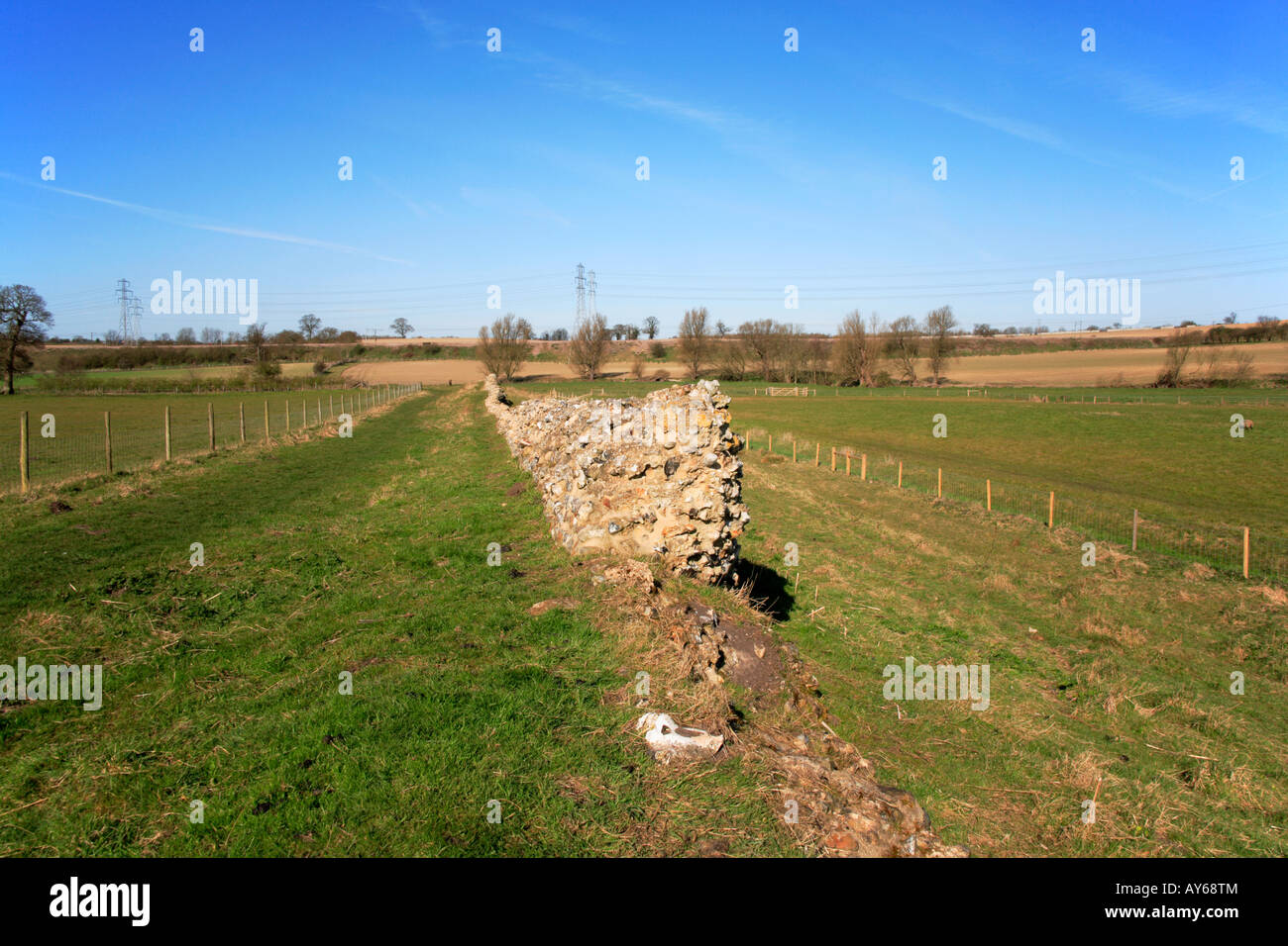 Defensive Wand an der Nordseite der römischen Stadt von Venta Icenorum bei Caistor St. Edmund in der Nähe von Norwich, Norfolk, Großbritannien. Stockfoto