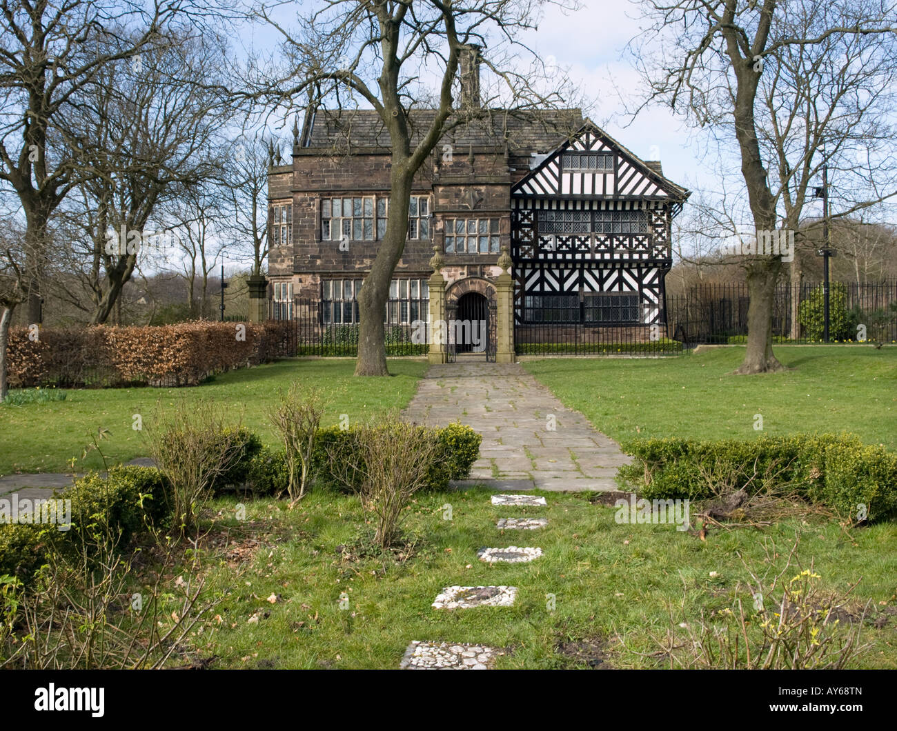 Halle i'th Holz, Bolton, Lancashire; die vorderen und Garten Stockfoto