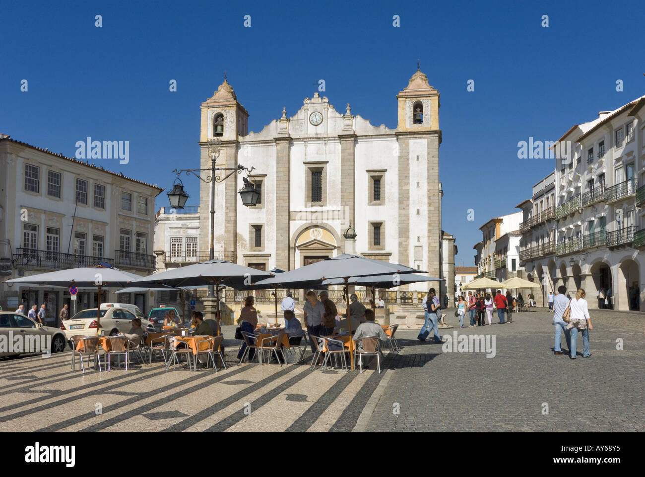 Alentejo, Evora Portugal, der zentralen Platz der Praça de Giraldo mit einem Straßencafé Stockfoto