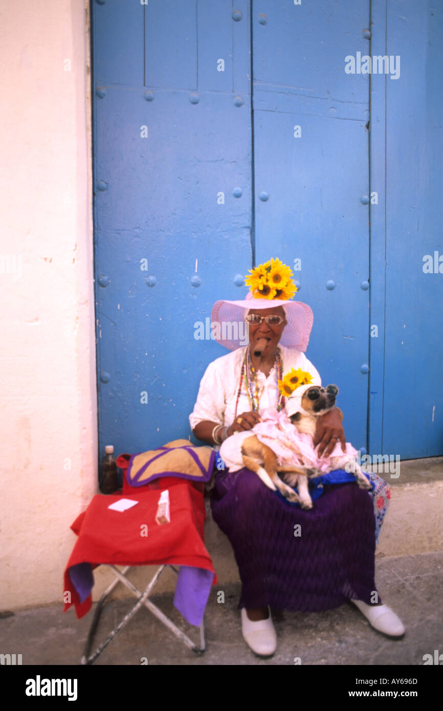 Porträt der Frau und Hund in alten kolonialen Dorf Trinidad Kuba Stockfoto