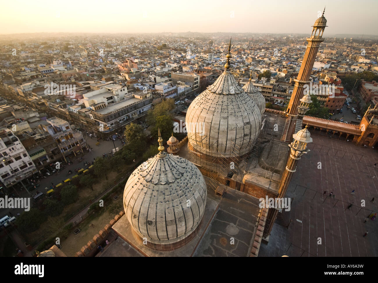 Ein Blick von Delhi vom Minarett der Moschee Jama Masjid in Delhi in Indien Stockfoto