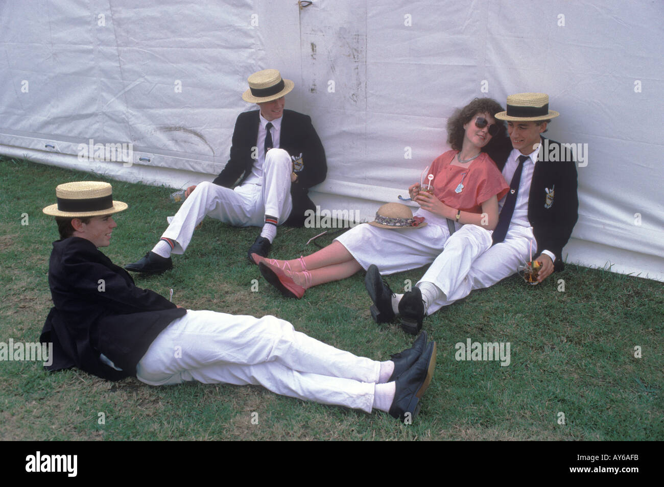 Stroh-Bootsfahrer haben jährlich Henley Royal Rowing Regatta, Henley on Thames, Berkshire England 1980er Jahre 1985 HOMER SYKES Stockfoto