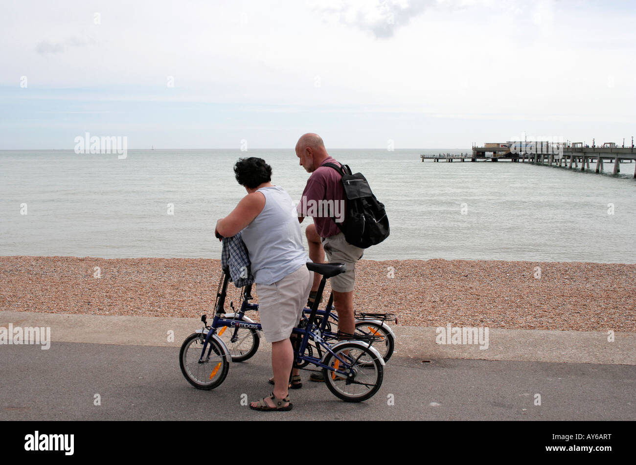 ein paar Pausen aus eine Radtour am Strand von Deal, Kent, UK Stockfoto
