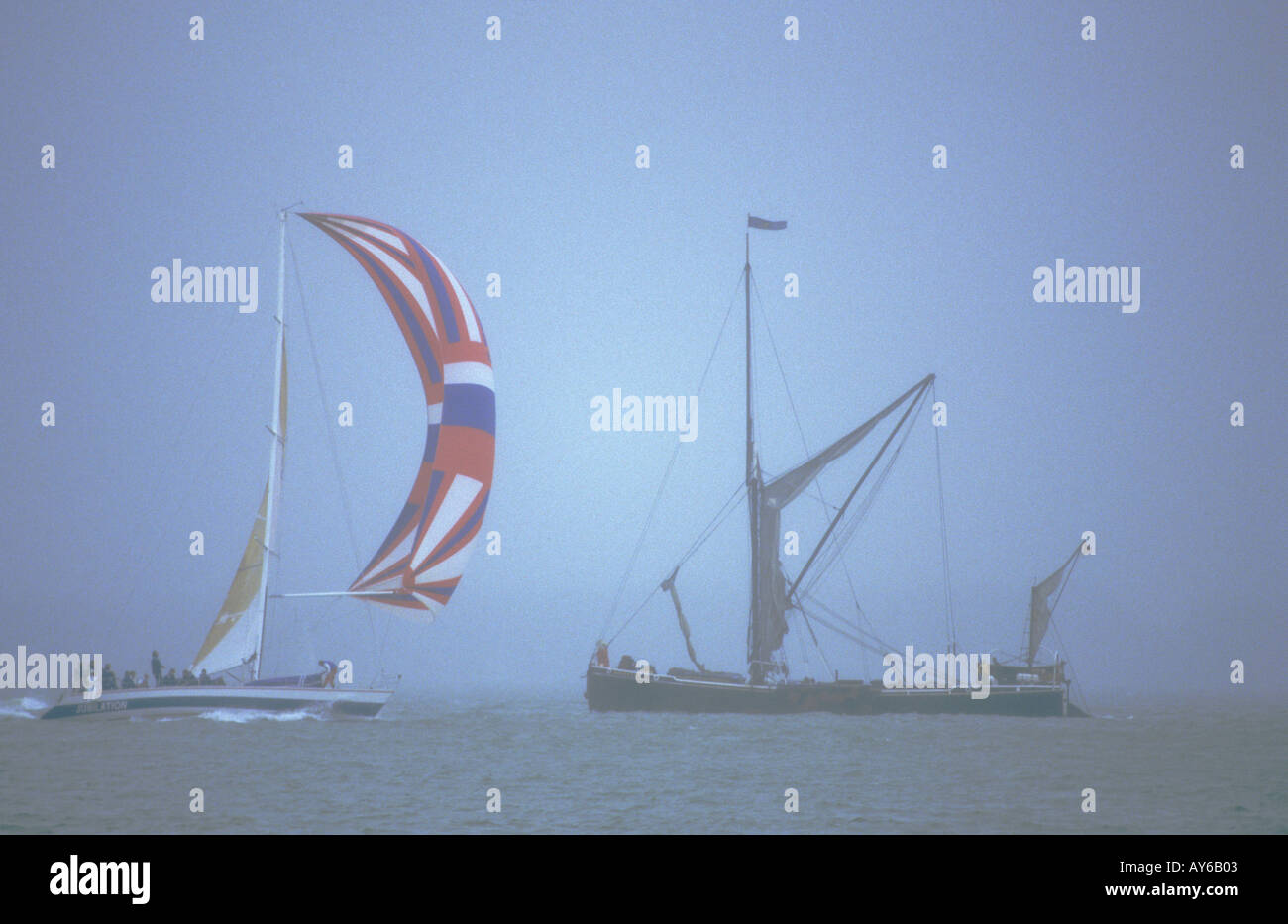 Thames Barge und Maxi Yacht fahren auf der Cowes Sailing Regatta Misty Weather Isle of Wight aufeinander zu. England 1980er Jahre HOMER SYKES Stockfoto