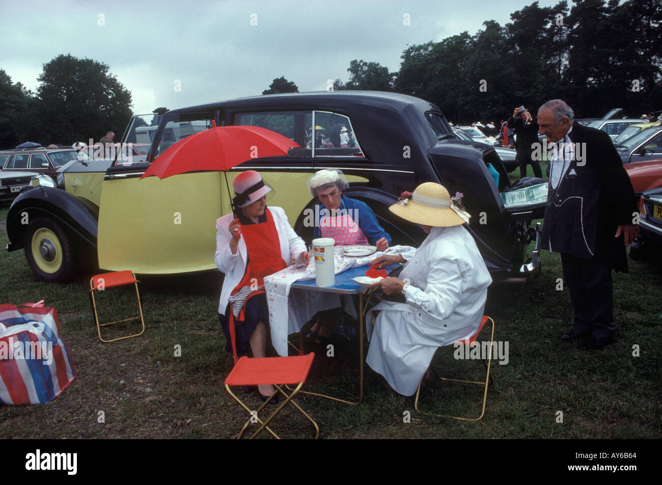 Picknick Royal Ascot Horse Racing Yellow Rolls Royce auf dem Parkplatz Nr. 1. Regen, regnerischer Tag Sommer schlechtes Wetter 1985 1980er Jahre Berkshire Großbritannien HOMER SYKES Stockfoto