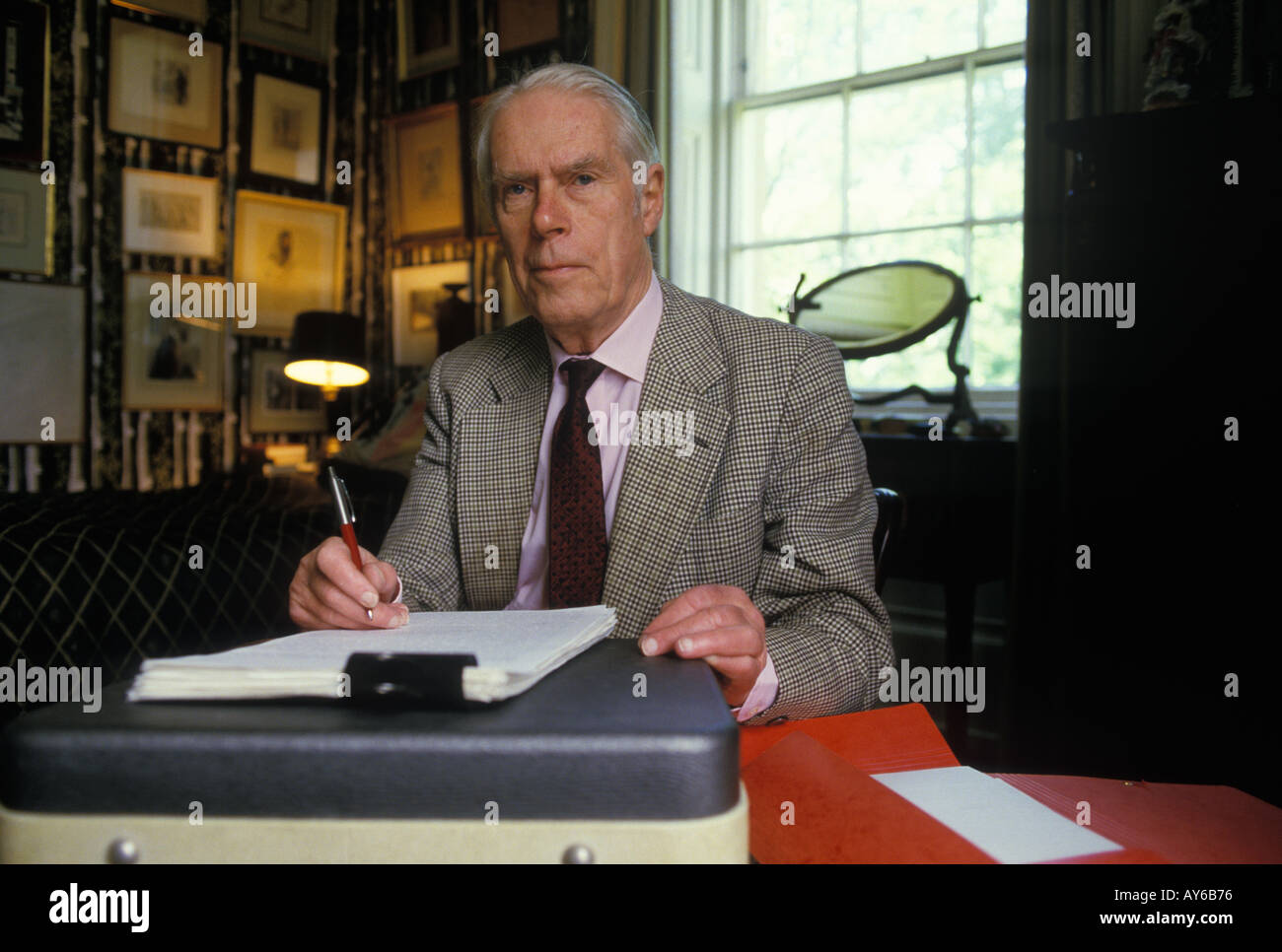 Anthony Powell Autor zu Hause in der Bücherei, wo er arbeitet, schreibt. Somerset England 1987 1980s UK HOMER SYKES Stockfoto