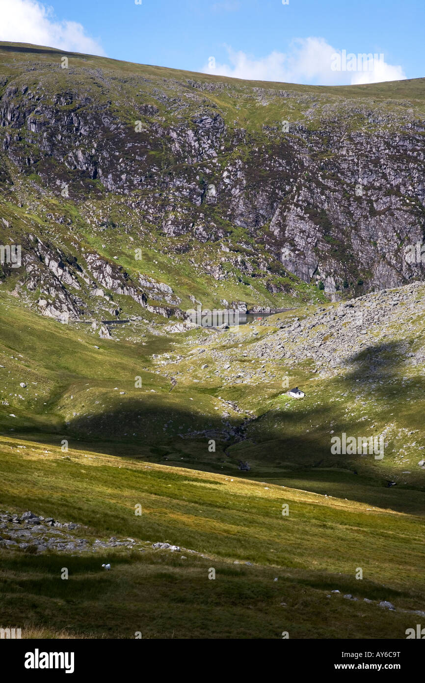 LLyn Dulyn im Abstand von Clogwyn Maldy in Carneddau Reihe von Bergen unter Gipfel von Craig y Dulyn, Snowdonia, Nord-Wales Stockfoto