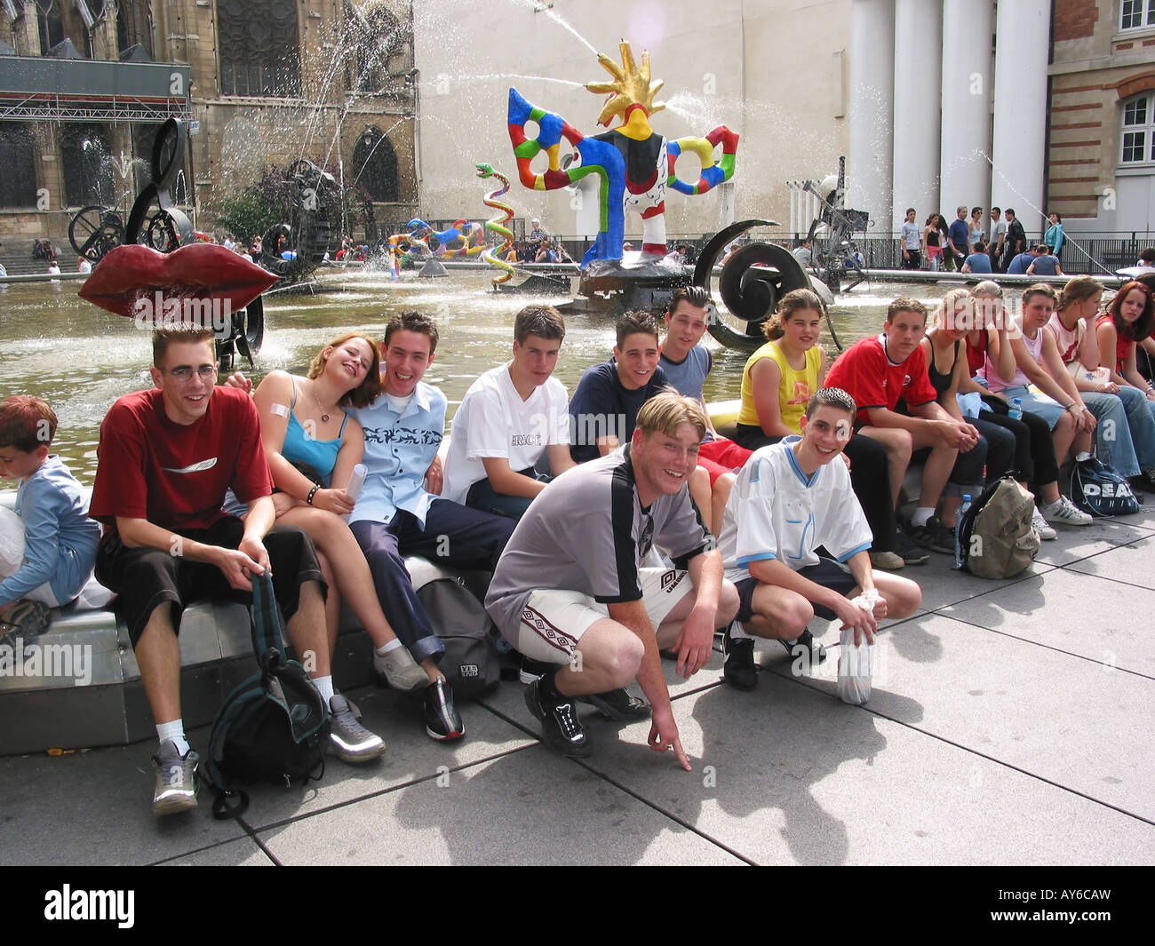 Schulgruppe von Jugendlichen Schülern posiert am Tinguely-Brunnen am Place Stravinsky Paris Stockfoto