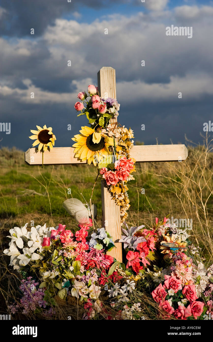 Am Straßenrand Kreuz errichtet zur Erinnerung an Auto-Crash-Opfer in der Wüste von Idaho Stockfoto