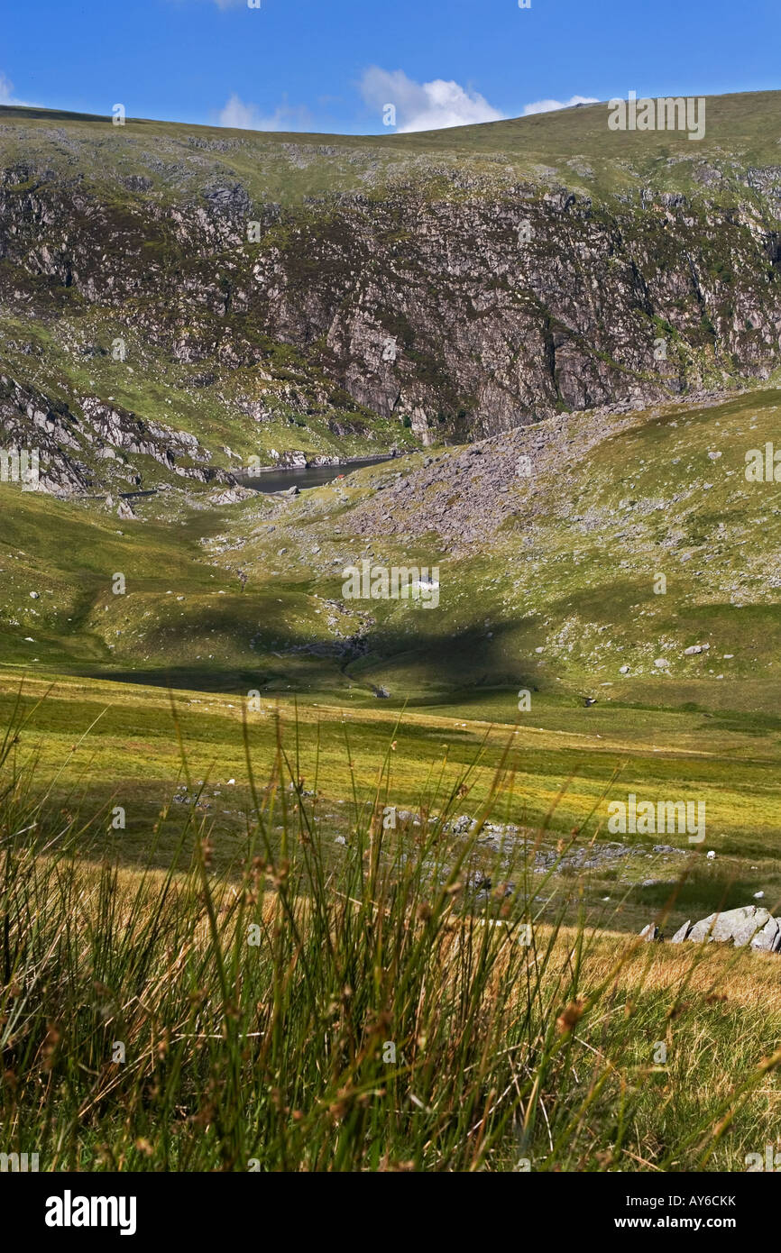 LLyn Dulyn in Carneddau Reihe von Bergen unter Gipfel von Craig y Dulyn, Snowdonia, Nord-Wales Stockfoto