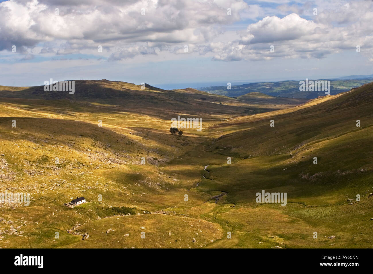 Berg-Schutzhütte mit Blick auf Pant y Griafolen Tal, Carneddau Berge unter Gipfel von Craig y Dulyn, Snowdonia, Nord-Wales Stockfoto