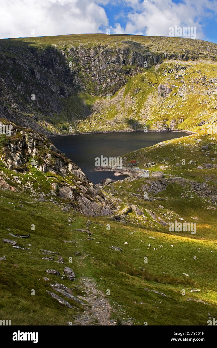 LLyn Dulyn in Carneddau Reihe von Bergen unter Gipfel von Craig y Dulyn, Snowdonia, Nord-Wales Stockfoto