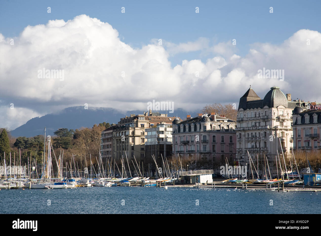 Gebäude und Yachten, Genfersee (Lac Leman) im Winter. Genf, Schweiz Stockfoto