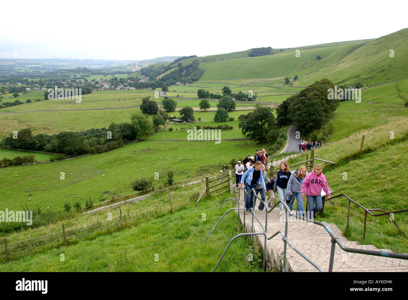 Derbyshire Hope Valley Schulparty Treak Klippe Höhle angekommen Stockfoto