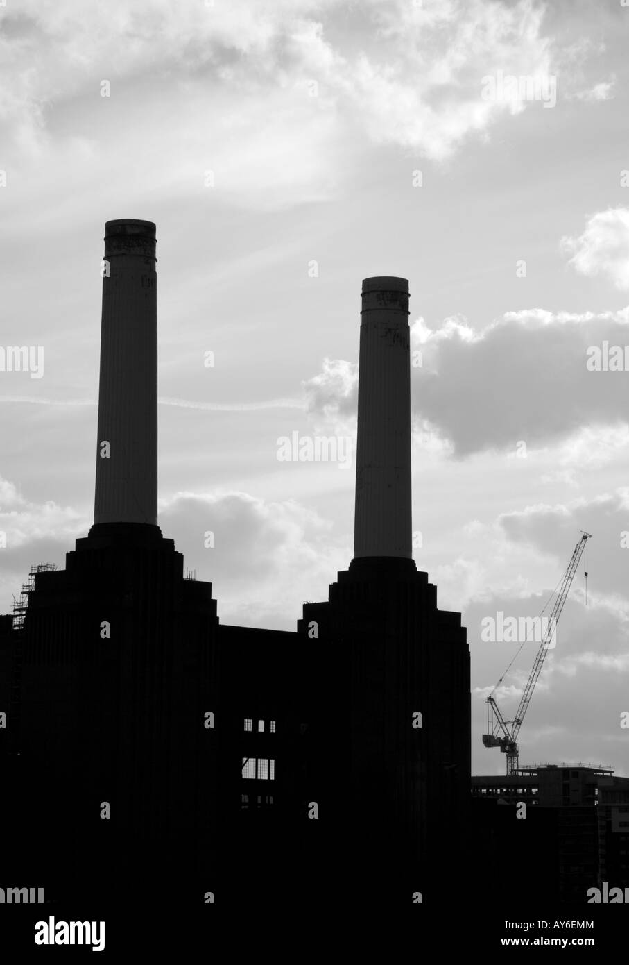 Silhouette in Monochrom der Battersea Power Station von Fluß Themse in London England Stockfoto