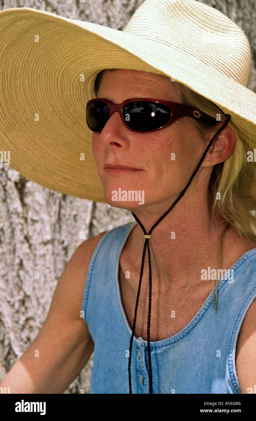 Herr 0493 die modischen Ivy Heymann Sport einen atemberaubende Stroh Sonnenhut in Carrizozo, New Mexico. Stockfoto