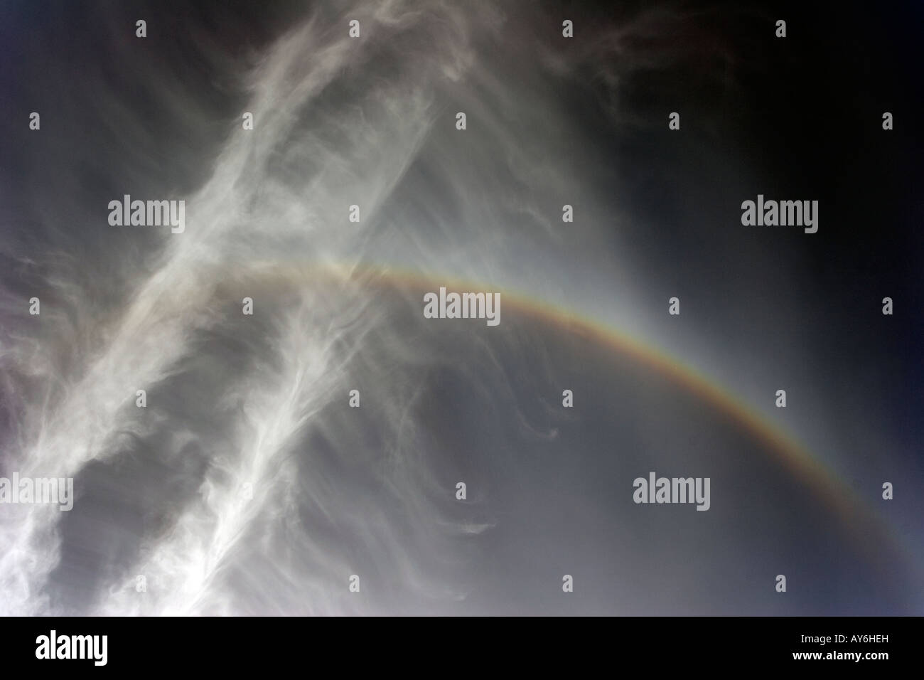 Atmosphärischen Halo oder Bogen, ein Regenbogen wie Variante hoch oben in Cirruswolken verursacht durch Brechung des Sonnenlichts durch Eiskristalle Stockfoto