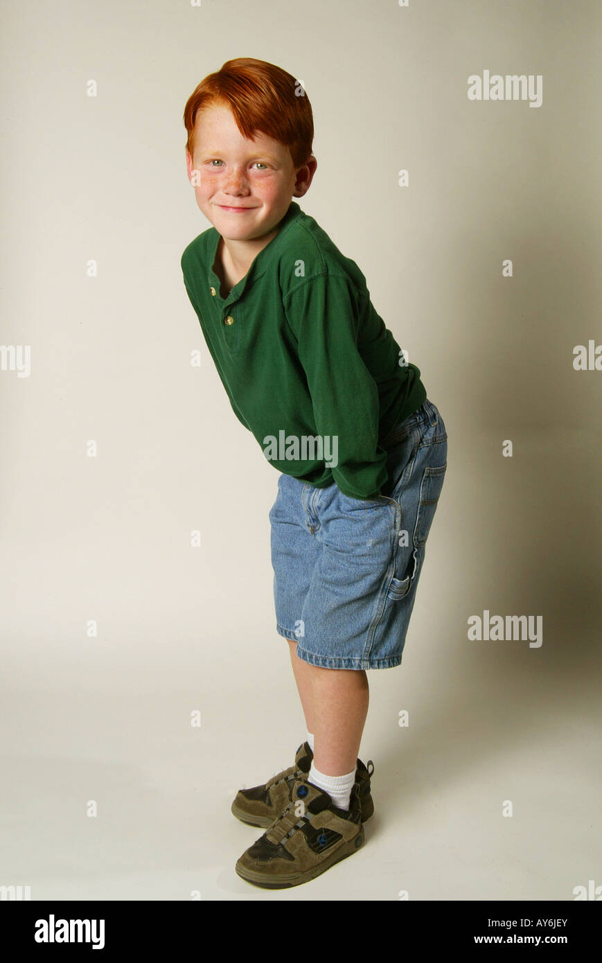 5 rote Leitung kaukasischen Einjahresjunge in ein grünes Hemd von Southern California-MODEL-RELEASE Stockfoto