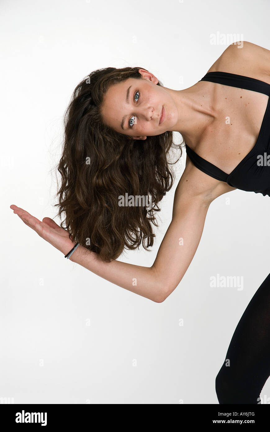 Schöne junge Frau, die modernen Tanz Pose zu tun Stockfoto