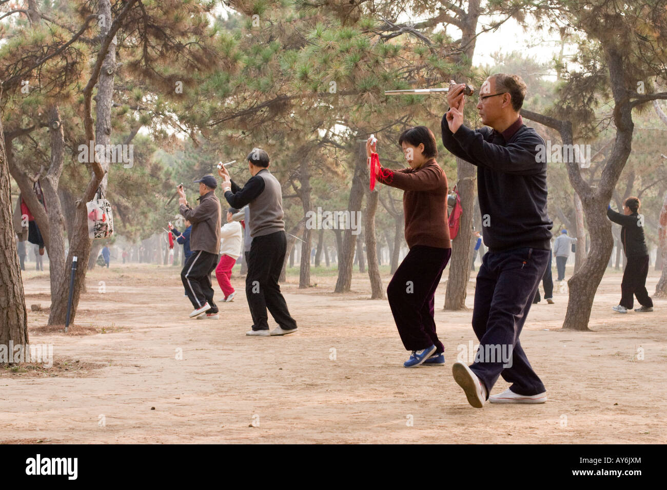 Tai Chi mit Schwertern im Tiantan Park, Park des Himmelstempels, Peking Stockfoto
