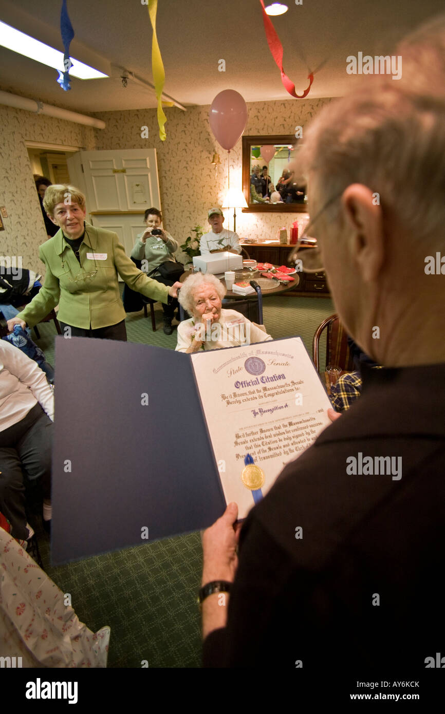 Eine Glückwunsch Proklamation der Gouverneur von Massachusetts wird bei einer hundertjährigen s Geburtstagsparty in einem Pflegeheim gelesen. Stockfoto
