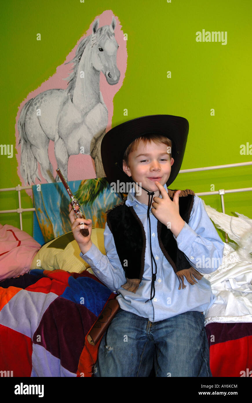 8 jähriger Junge zu Hause als Cowboy verkleidet. Stockfoto