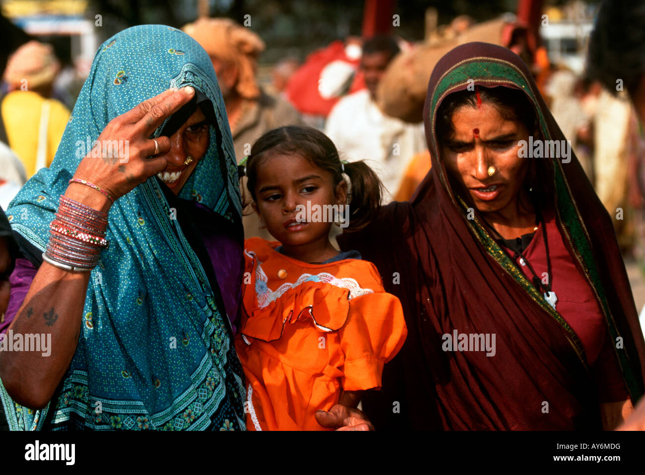 Indien West Bengal Kolkata Kalkutta Ganga Sagar Mela Pilger und Kind Stockfoto