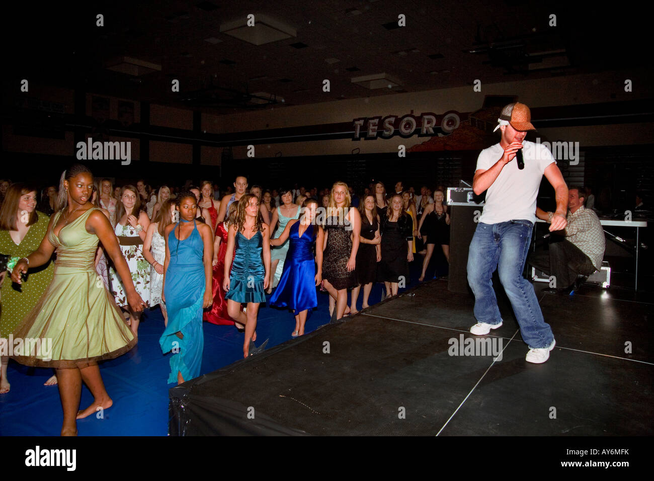 Teenie Mädchen bekommen eine Tanzstunde von einem Sänger bei einem Tanz mit the Papas Event an einem Gymnasium in Rancho Santa Margarita CA Stockfoto