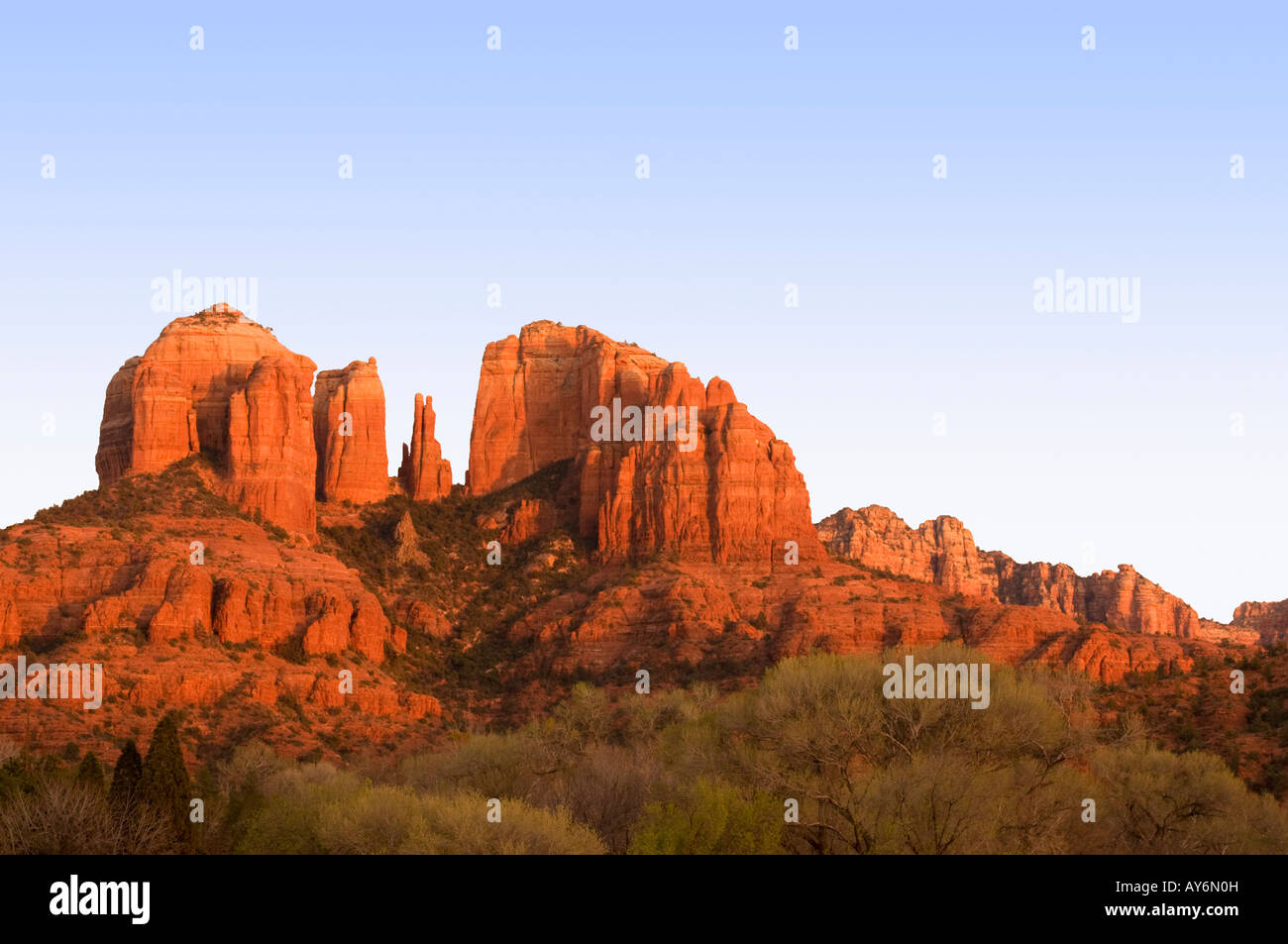 Sedona Arizona Rot-Rock Monolith Sandsteinformation zeigt spektakuläre Landschaft mit Rottönen während des Sonnenuntergangs Stockfoto