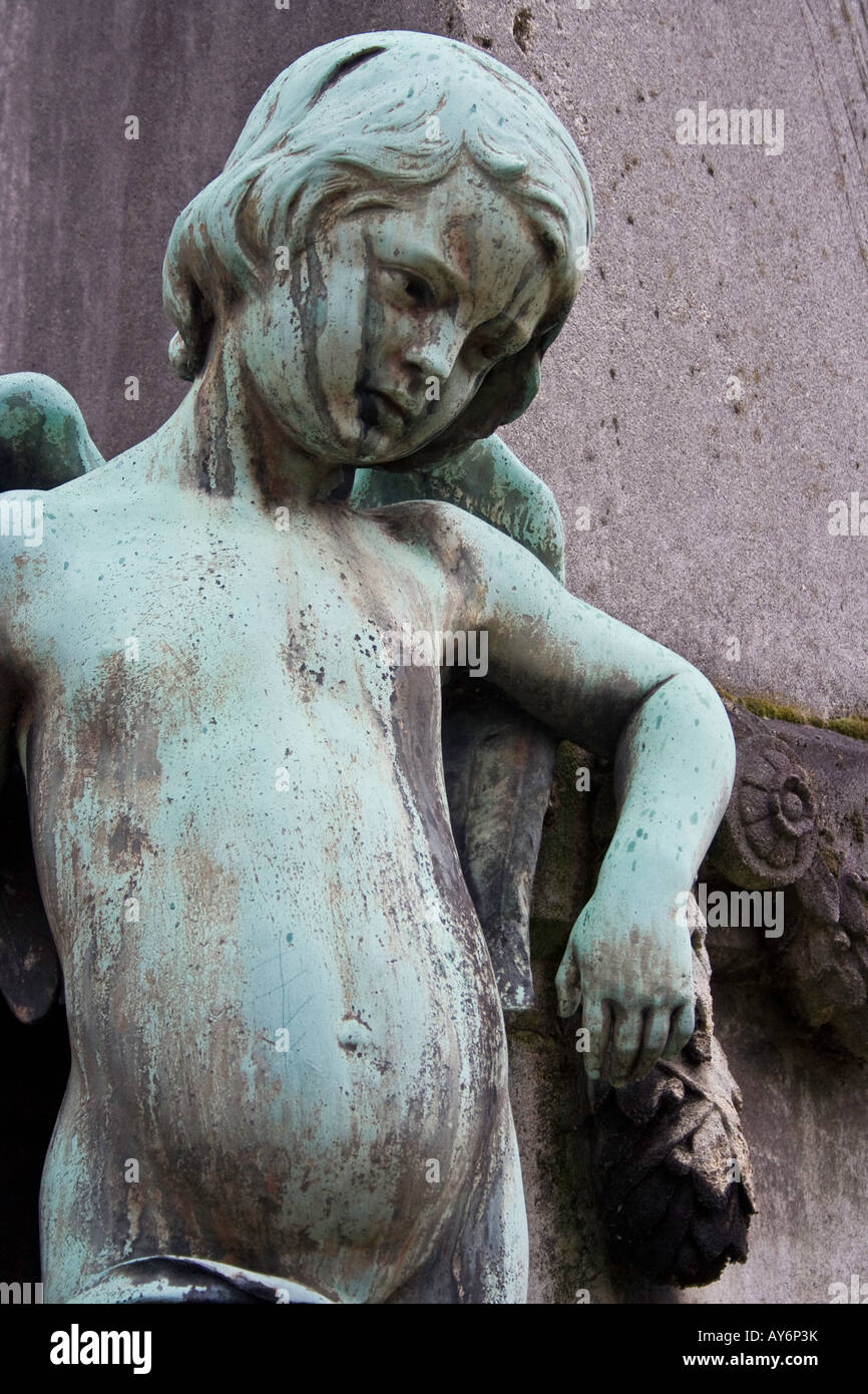 Kupfer Engel schmücken ein Grab am Friedhof Pere Lachaise Paris Stockfoto