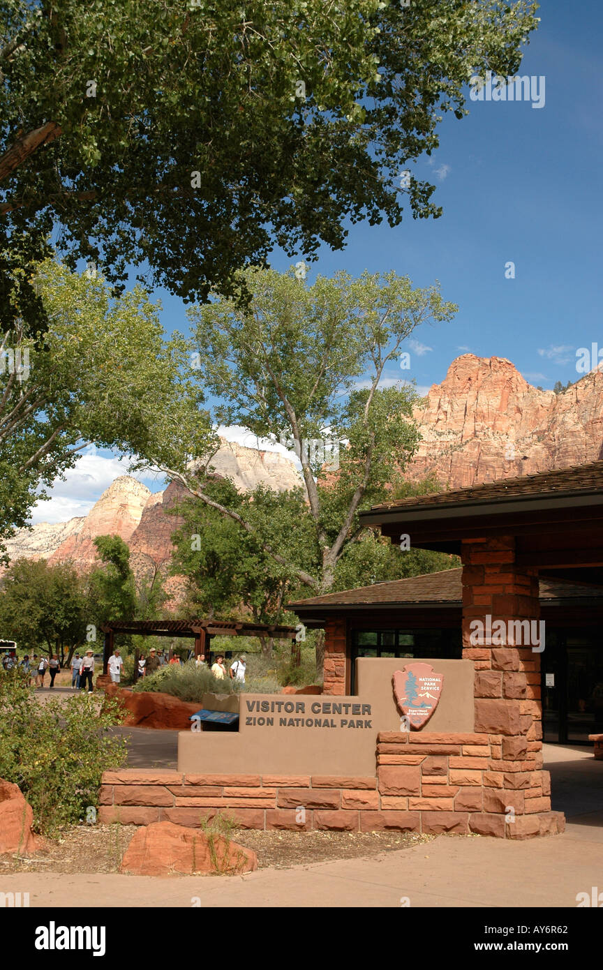 Utah Zion Nationalpark Zion Canyon Visitor Center hoch aufragenden rote Klippen Hintergrund blauen Himmel Stockfoto