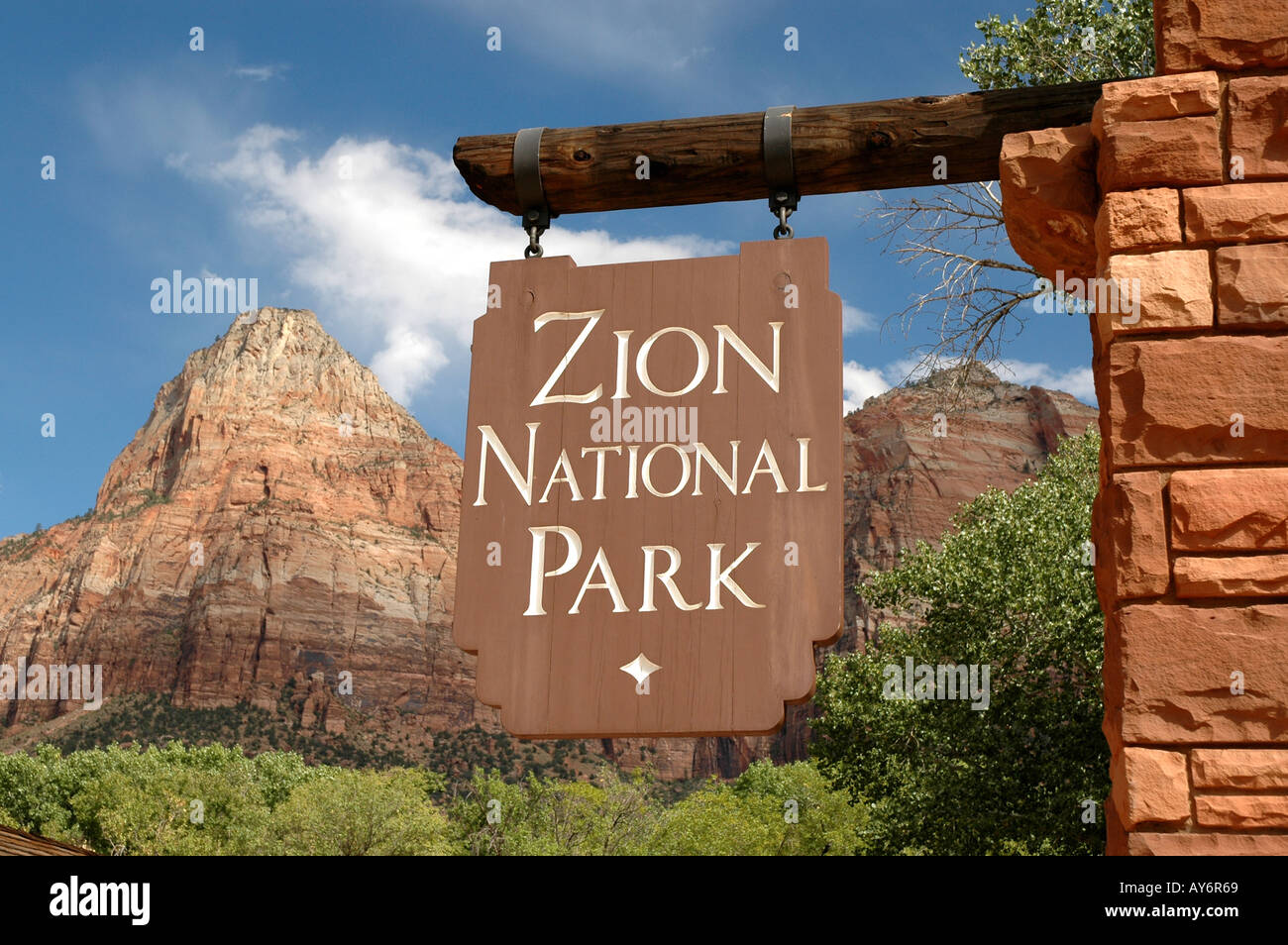 Zion National Park in Utah Zeichen hoch aufragenden roten Klippen Hintergrund blauen Himmel Stockfoto
