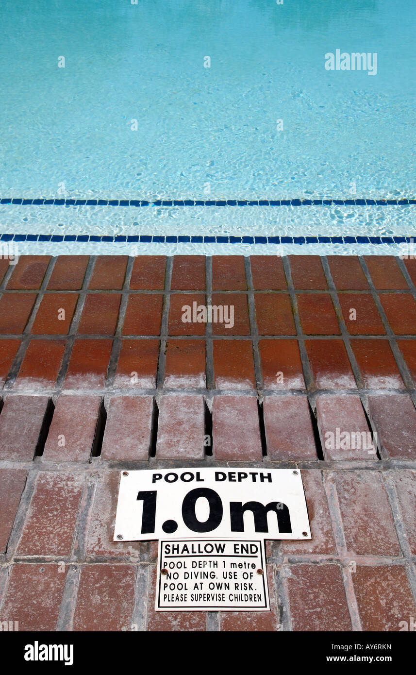 Pool-Tiefe-Zeichen am Rande des Schwimmbad Knysna westlichen Kapprovinz Südafrikas Stockfoto