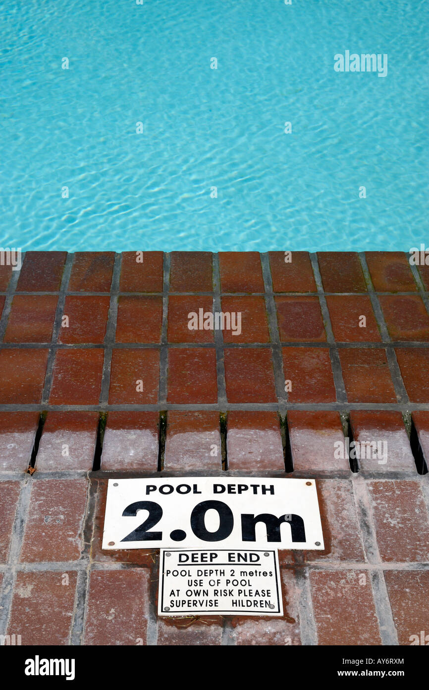 Pool-Tiefe-Zeichen am Rande des Schwimmbad Knysna westlichen Kapprovinz Südafrikas Stockfoto