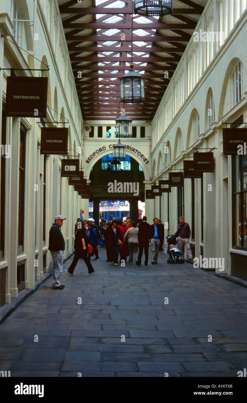 Shopper stöbern Sie in den Bedford Konservatorien am Covent Garden in London Stockfoto