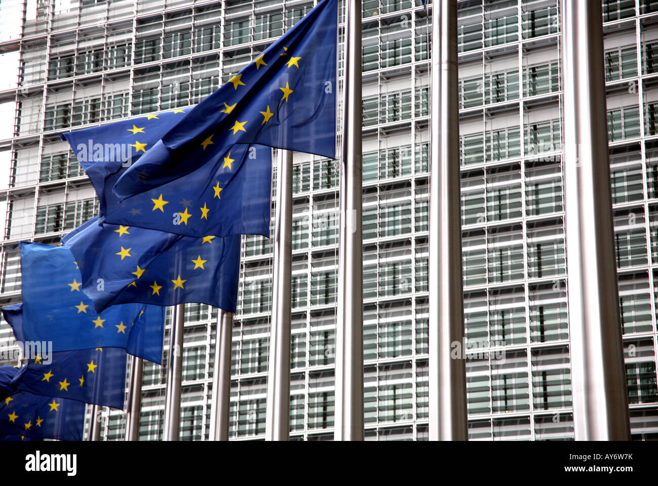 EU-Flaggen vor Berlaymont-Gebäude in Brüssel fliegen Stockfoto