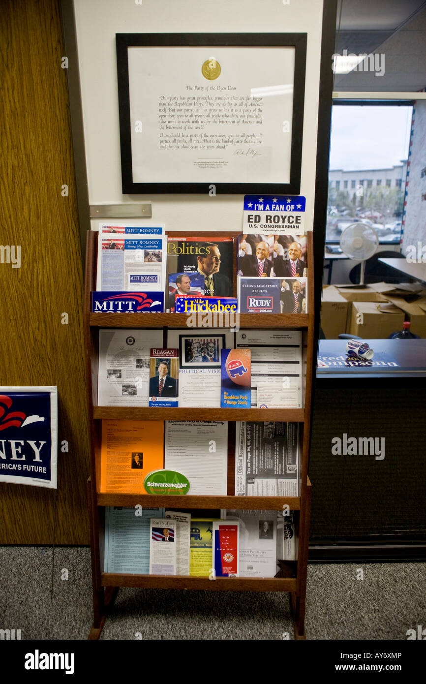 Kampagne-Literatur auf dem Display an republikanischen Parteizentrale in Orange in Kalifornien Stockfoto