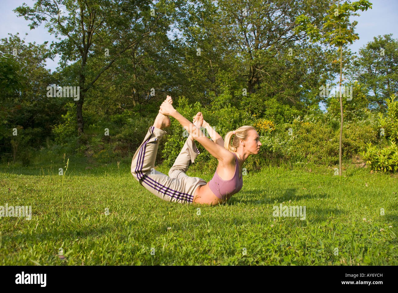 Junge Frau in Bogen Yoga Pose Herr Stockfoto