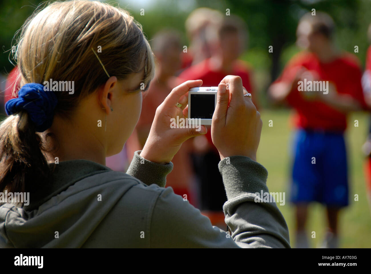 Mädchen mit Digitalkamera im Freien zu nehmen Bild Fußball-Spieler Stockfoto