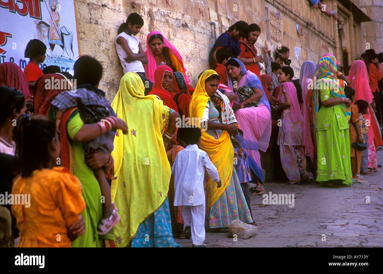 Frauen und Kinder, die darauf warten, die Maharadscha Jaisalmer Rajasthan Indien anzeigen Stockfoto
