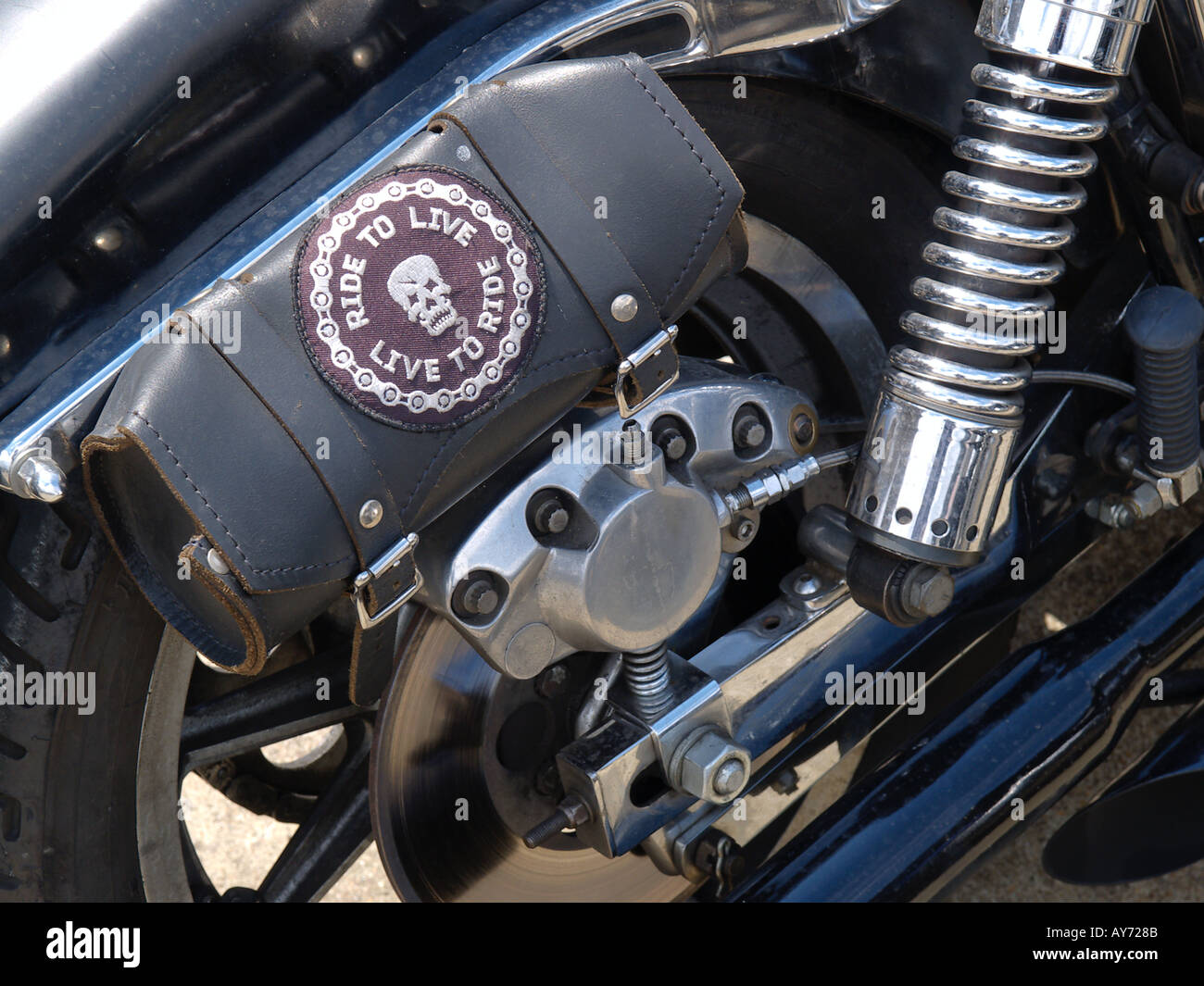Hinten ein Harley Davidson Motorrad mit Leder Toolroll mit Fahrt zum Leben, Motto und kleinen Schädel zu fahren Stockfoto