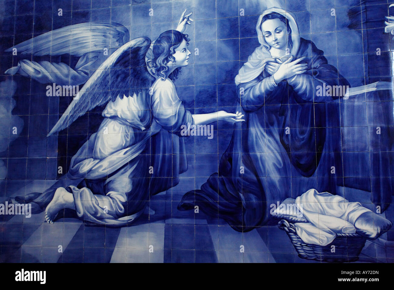 Panel des portugiesischen blauen Kacheln Azulejo zeigt den Erzengel Gabriel und die Jungfrau Maria bei der Verkündigung Stockfoto